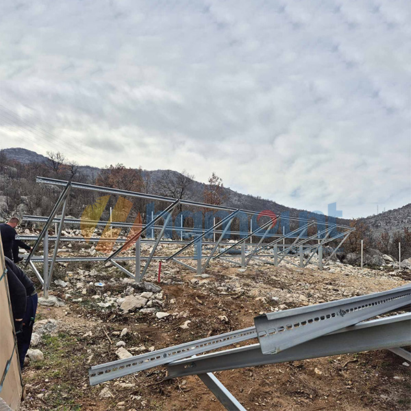 Projektfallstudie: 5,6-MW-Solaranlage in stark verschneitem, unebenem Gelände
