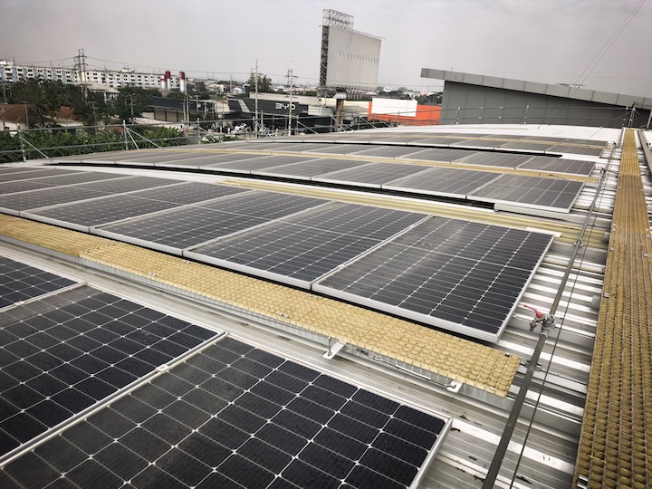 Das Team der Zentrale besucht langjährigen Partner für ein 100-kW-Solardachprojekt für Gewerbeimmobilien.